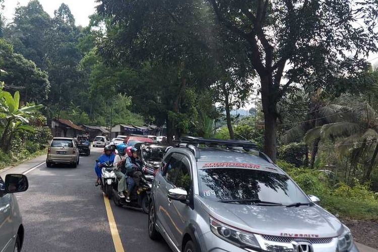 Kepadatan kendaraan pemudik dari arah Bandung-Tasikmalaya dan sebaliknya terus terjadi di Tanjakan Gentong, Kabupaten Tasikmalaya, Jawa Barat, Minggu (23/4/2023).