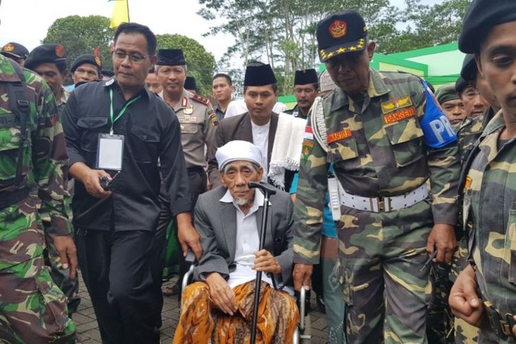  : Mustasyar Pengurus Besar Nahdlatul Ulama (PBNU) KH Maimun Zubair dalam   acara Tabligh Akbar Maulid Nabi Muhammad SAW di Pondok Pesantren Wakaf Literasi   Islam Indonesia (Wali), Candirejo, Tuntang, Kab Semarang, Sabtu (2/12/2017)   sian