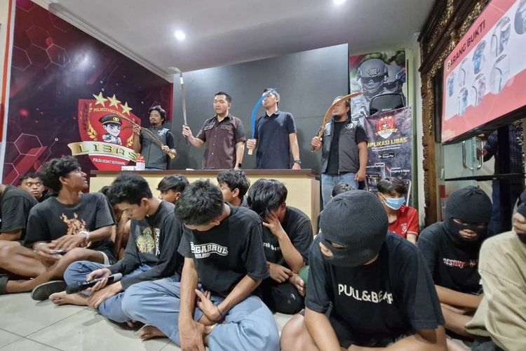 Belasan pelaku tawuran di Semarang Utara dibekuk polisi di Mapolrestabes Semarang, Jumat (15/12/2023).
