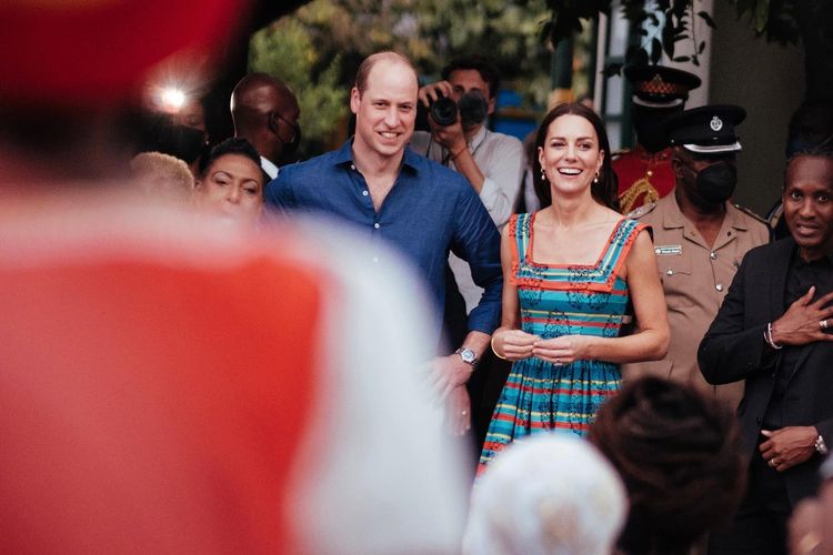 Pangeran William dan Kate, melanjutkan tur kerajaan Inggris di Karibia di Jamaika pada Rabu (23/3/2022), meski kedatangannya disambut protes agar monarki meminta maaf dan membayar reparasi untuk peran historisnya dalam perdagangan budak.
