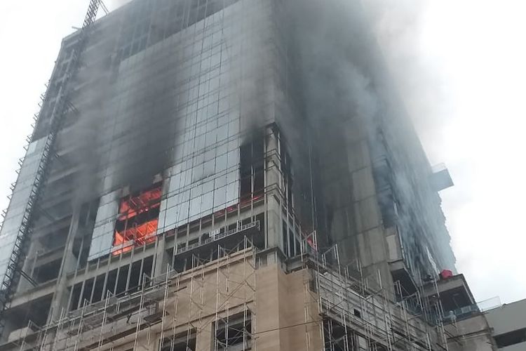 Foto-1 Kebakaran terjadi di gedung proyek pembangunan Hotel Tentrem Semarang, Sabtu (28/12/2019)