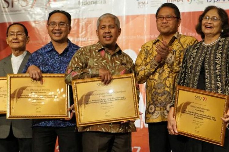 Pemimpin Redaksi Harian Kompas Budiman Tanuredjo (batik biru) saat mewakili tokoh pers yang juga Pendiri Kompas Jakob Oetama menerima penghargaan Lifetime Achivement dari Serikat Perusahaan Pers (SPS) di Jakarta, Jumat (3/2/2016).