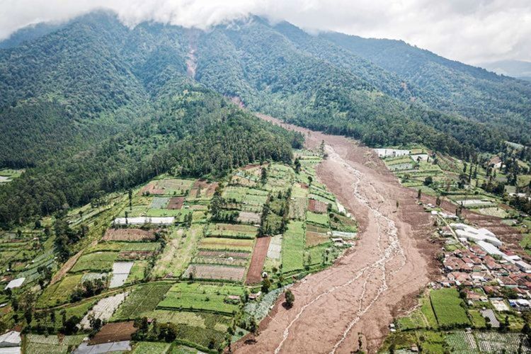 Lanskap lokasi longsor dan lahan perkebunan di lereng Gunung Burangrang, Desa Pasirlangu, Kecamatan Cisarua, Kabupaten Bandung Barat (KBB), Jawa Barat, Minggu (25/1/2026). ?