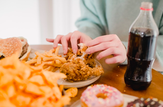 Mengenal Apa Itu Emotional Eating, Penyebab, dan Cara Mengatasinya