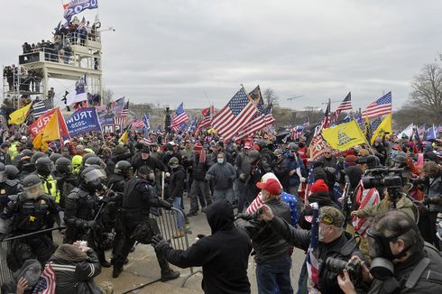 Massa Pendukung Trump Menerobos Masuk Gedung Capitol, 1 Tewas Ditembak