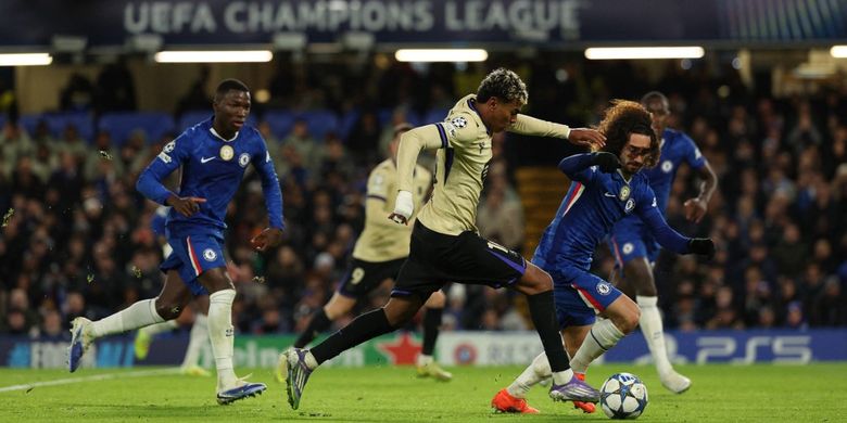Lamine Yamal dibayangi Marc Cucurella dalam pertandingan sepak bola fase liga Liga Champions antara Chelsea vs Barcelona di Stamford Bridge di London pada 25 November 2025. (Foto oleh Adrian Dennis / AFP)