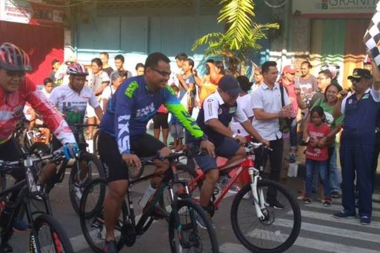 Wajah ceria jelas terpancar dari mereka yang akan menempuh jarak 15km saat dilepas Walikota Ambon, Richard Louhenapessy, SH yang didampingi Asisten Deputi Pengembangan Olahraga Tradisional dan Layanan Khusus Kemenpora, Bayu Rahadian, Sabtu (3/11/2018).