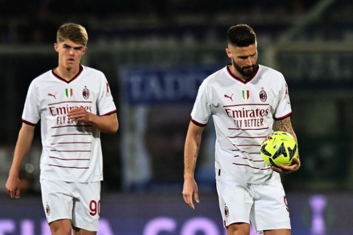 Penyerang AC Milan, Oliver Giroud (kanan), tertunduk usai timnya kebobolan dalam laga melawan Fiorentina pada pekan ke-25 Liga Italia Serie A 2022-2023 di Stadion Artemio Franchi, Firenze, pada Sabtu (4/3/2023) malam waktu setempat. AC Milan kalah 1-2 dari Fiorentina, tetapi tetap menghuni peringkat empat klasemen Liga Italia. (Foto oleh Alessandro Sabattini / GETTY IMAGES EUROPE / Getty Images via AFP)