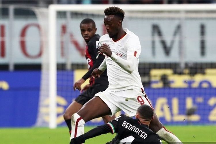 Aksi Tammy Abraham pada laga pekan ke-17 Liga Italia yang mempertemukan AC Milan vs AS Roma di Stadion San Siro, Senin (9/1/2023) dini hari WIB. Hasil Milan vs Roma 1-1.