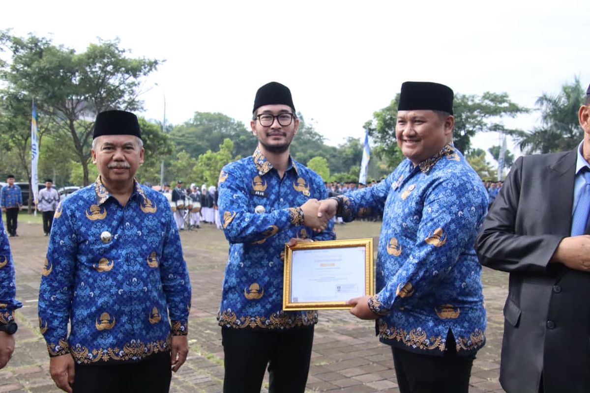 Bupati Bandung Barat Jeje Ritchie Ismail menerima&nbsp;penghargaan&nbsp;Indeks Profesionalitas Aparatur Sipil Negara (IP ASN) 2025 pada Upacara Peringatan Hari Ulang Tahun (HUT) ke-54 Korps Pegawai Republik Indonesia (Korpri), HUT ke-80 Persatuan Guru Republik Indonesia (PGRI), dan Hari Guru Nasional 2025 di Plaza Mekarsari, Selasa (2/12/2025).