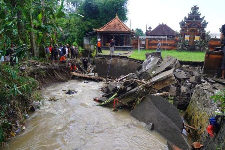 Pura Dalem di Desa Adat Dawan, Kecamatan Dawan, Klungkung, Bali, rusak akibat diterjang banjir dan Bupati Klungkung akan segera menanganinya.