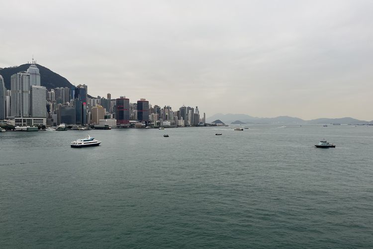 Pemandangan dari Ocean Terminal Deck di Harbour City, Hong Kong, Selasa (14/2/2023).