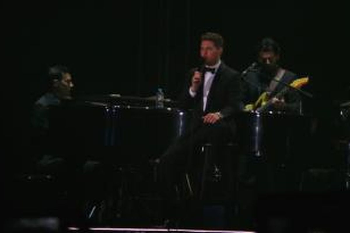 Vokalis, pencipta lagu, dan aktor dari Kanada, Michael Buble (39), menghibur para penggemarnya saat tampil dalam konser Michael Buble Live in Jakarta, di Indonesia Convention Exhibition (ICE) Arena, BSD City, Tangerang, Kamis (29/1/2015) malam.