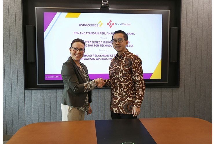 Presiden Direktur AstraZeneca Indonesia Esra Erkomay dan Vice President of Medical Operations PT Good Doctor Technology dr Ega Bonar Bastari. 