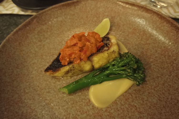 Menu Ikan Bakar dengan broccolini, garlic-lemon, dan sambal tomat yang merupakan hasil kolaborasi antara Vong Kitchen dengan restoran Wayan New York, Rabu (13/3/2024).