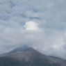 Gunung Lewotobi Keluarkan Asap Putih Setinggi 1.000 Meter