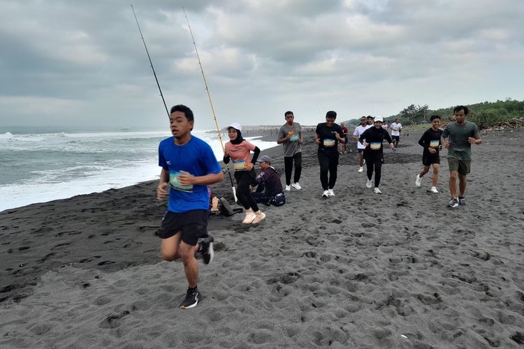 Warga menikmati olahraga lari di tepi pantai Glagah, pantai wisata di kalurahan Glagah, Kapanewon Temon, Kabupaten Kulon Progo, Daerah Istimewa Yogyakarta.