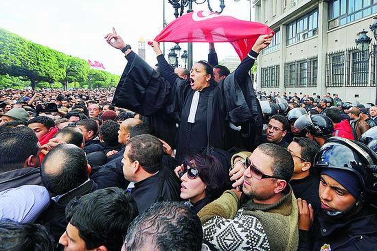 Demonstran dan juga pengacara-pengacara Tunisia berunjuk rasa di depan Kementerian Dalam Negeri Tunisia di jalan raya Habib Bourguiba, Tunis, Jumat (14/1), saat Presiden Tunisia Zine El Abidine Ben Ali (74) menyampaikan pidato. Ben Ali mengatakan tak akan mencalonkan diri lagi sebagai presiden setelah masa jabatannya berakhir pada 2014.