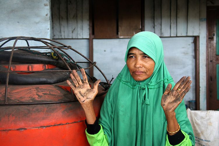 Warga Desa Peunaga Cut Ujong, Kecamatan Meureubo , Kabupaten Aceh Barat memperlihatkan debu batu bara yang setiap hari masuk ke rumah mereka, Rabu (9/8/17).