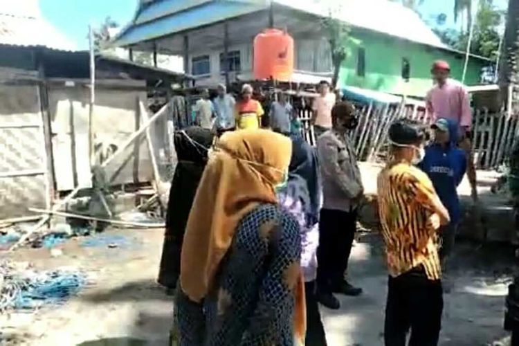 Salah satu adegan dalam video viral petugas Nakes diusir warga saat hendak melakukan tracing terhadap keluarga salah satu pasien rumah sakit yang terkonfirmasi positif covid-19. Kamis, (1/7/2021).