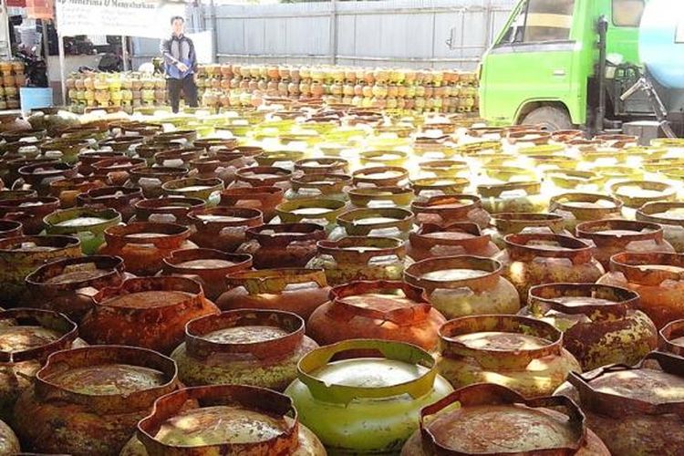 Jelang lebaran, warga Kabupaten Nunukan kesulitan mendapatkan LPG bersubsidi 3 kilogram. Sejumlah pengecer mengaku LPG yang baru diturunkan dari truk telah dipesan. Harga yang seharusnya 16.500 juga meroket menjadi 25.000 rupiah.