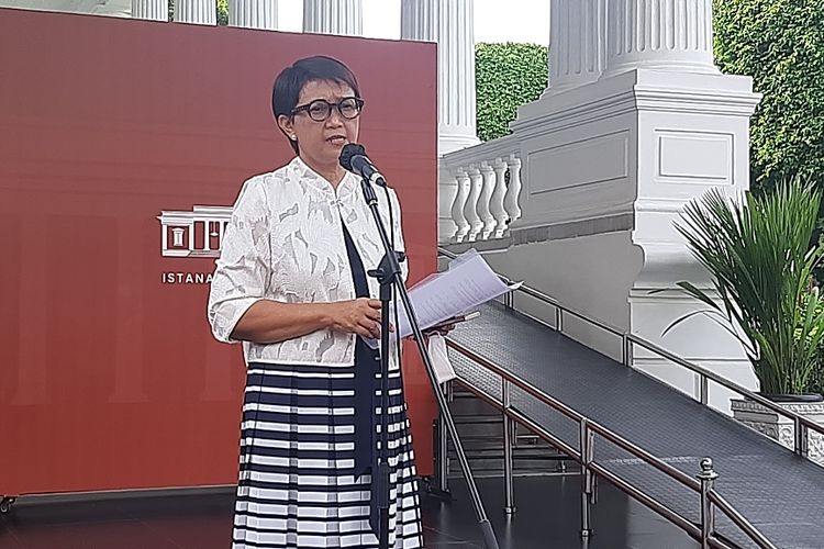 Menteri Luar Negeri Retno Marsudi memberikan keterangan persseusai rapat terbatas di Kompleks Istana Kepresidenan, Jakarta, Senin (31/10/2022).   