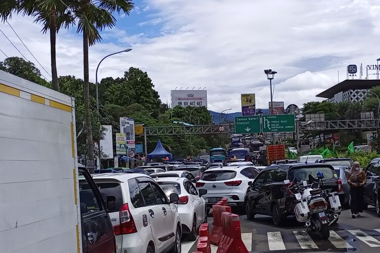 Petugas gabungan melakukan pola rekayasa lalu lintas one way atau satu arah ke bawah di Simpang Gadog, Ciawi, Kabupaten Bogor, Jawa Barat, Senin (28/2/2022).