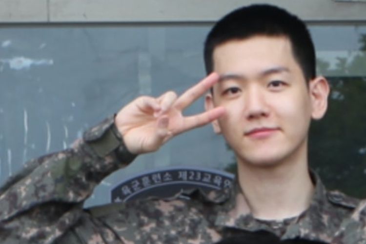 Baekhyun EXO dalam foto bersama saat wajib militer. 