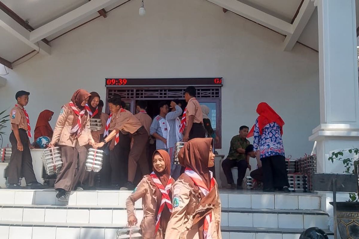 Siswa SMAN 3 Pamekasan mengambil menu MBG untuk dikonsumsi, Jumat (19/9/2025)