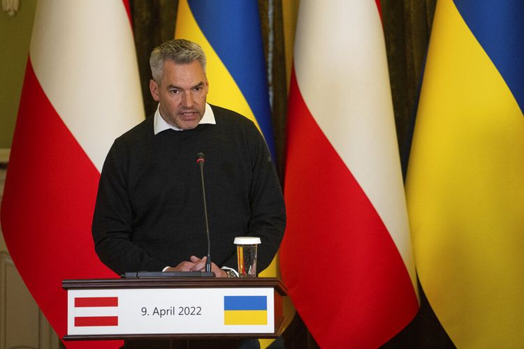 Kanselir Austria Karl Nehammer berbicara selama konferensi pers dengan Presiden Ukraina Volodymyr Zelenskyy di Kyiv, Ukraina, Sabtu, 9 April 2022. 