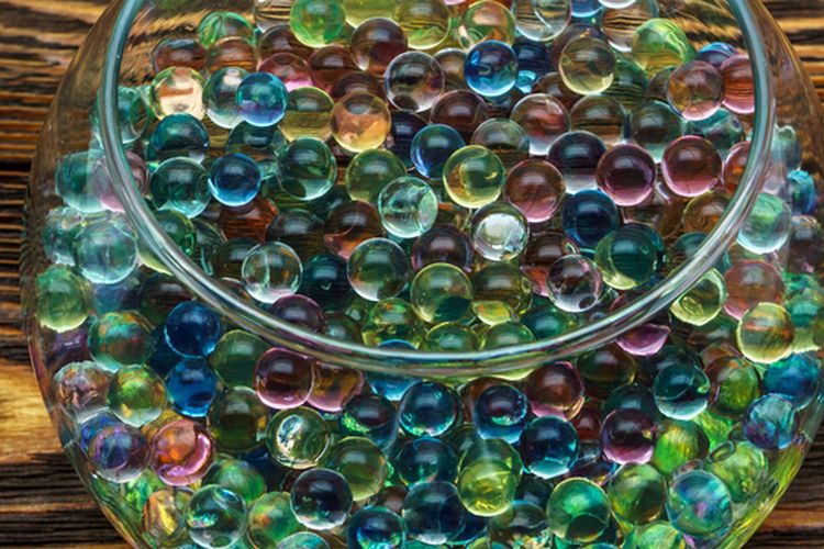 Ilustrasi hidrogel sebagai media tanam di dalam vas. 