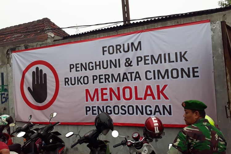 Spanduk penolak pengosongan Ruko Pertama Cimone, Karawaci Tangerang, Kamis (14/11/2019)