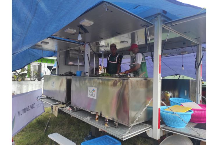Foodtruck dari PLN yang mampu membagikan 500 porsi makanan siap santap per hari untuk para pengungsi 