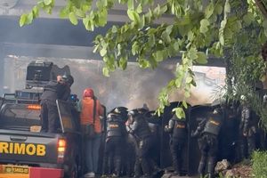 Kericuhan Demo DPR di Pejompongan: Langit Diselimuti Asap Hitam, Suara Petasan Bersahutan