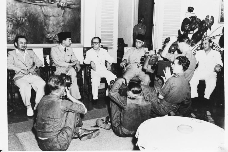 Soekarno melakukan konferensi pers