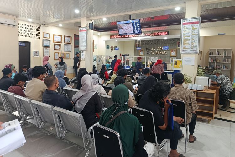 Suasana antrean pengaktifan ulang BPJS Kesehatan kategori Penerima Bantuan Iuran Jaminan Kesehatan (PBI JK) di kantor dinas sosial kota Bekasi, Jalan Ir. H Juanda, Kelurahan Margahayu, Kecamatan Bekasi Timur, Kota Bekasi. Selasa (10/2/2026). Pembaruan data BPJS Kesehatan mengungkap ribuan peserta PBI JKN penyintas penyakit katastropik telah meninggal, sementara ribuan lainnya masih dalam proses penelusuran.