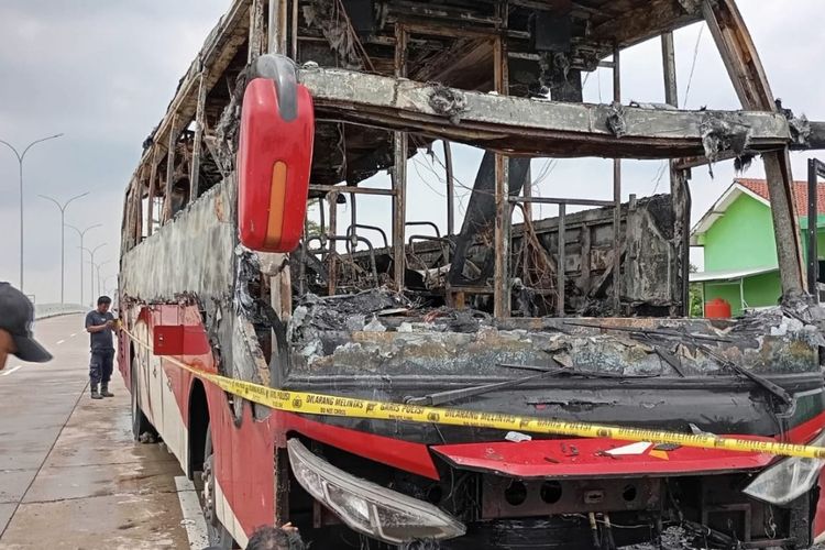 Petugas melakukan pemeriksaan bus PO Agra Mas bernomor polisi B 7214 KGA usai terbakar di sebelah timur Pospam Exit Tol Adiwerna, Kabupaten Tegal, Jawa Tengah, Jumat, (5/4/2024).