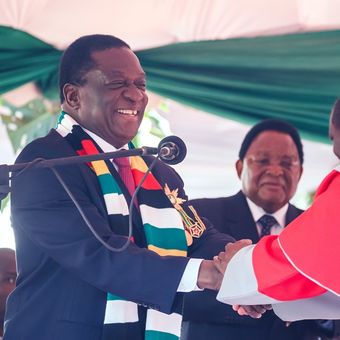 Emmerson Mnangagwa (kiri) saat diambil sumpah sebagai Presiden Zimbabwe di stadion di Harare pada Minggu (26/8/2018).