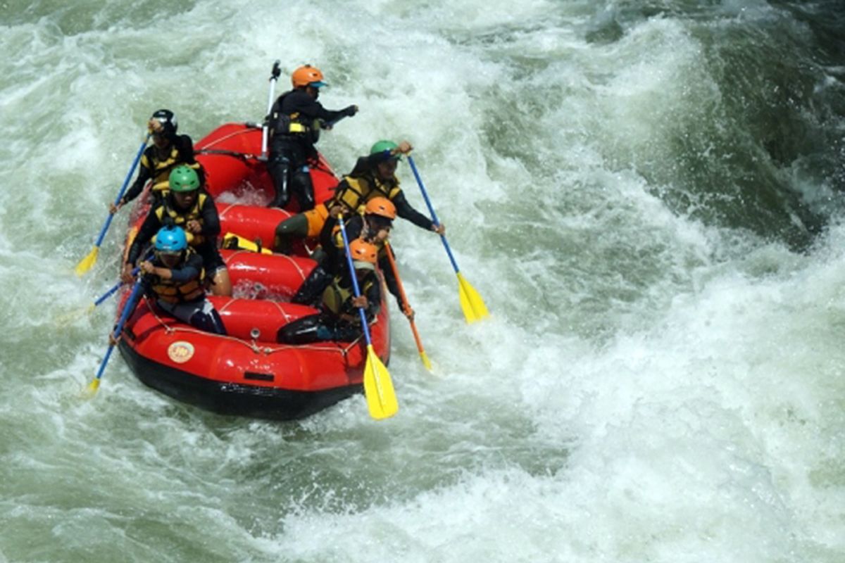 UGM melepas 7 mahasiswa tim UGM International Expedition (UIE) V Mapagama yang akan mengarungi sungai arus deras di Sungai Franklin, Tasmania, Australia pada 13-27 November 2018.