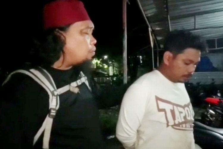 Polisi yang membawa pelaku pencurian kendaraan bermotor saat ditangkap di lokasi persembunyian di Jalan Anggrek, Kecamatan Panakkukang, Kota Makassar, Sulsel, pada Rabu (3/5/2023)