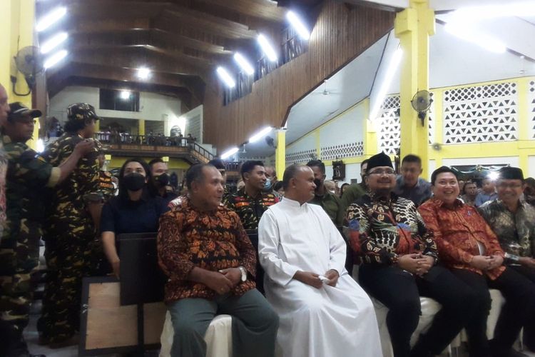 Menteri Agama Yaqut Cholil Qoumas, menghadiri misa malam Natal di Gereja Katolik Santu Yoseph Naikoten, Kota Kupang, Nusa Tenggara Timur (NTT), Sabtu (24/12/2022) malam