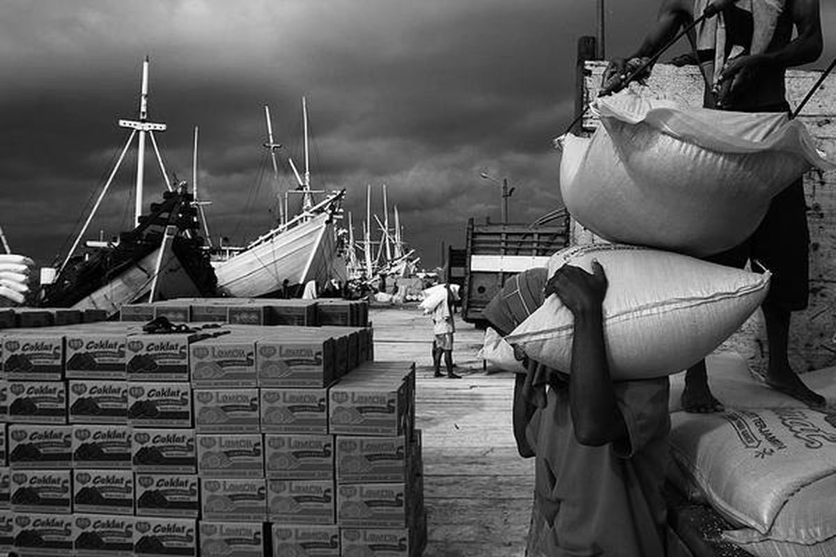 Buruh angkut di Pelabuhan Paotere, Makassar, Sulawesi Selatan, memindahkan karung-karung berisi beras dari truk ke kapal dagang antarpulau, Jumat (18/4). Pengawasan pengiriman beras dari Sulawesi Selatan ke pulau lain diperketat untuk mencegah pengiriman beras secara ilegal ke negara tetangga, seperti Malaysia dan Filipina.  