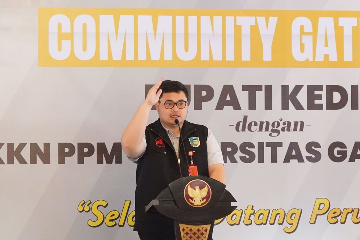 Bupati Kediri Hanindhito Himawan Pramana di hadapan mahasiswa KKN saat pertemuan di Pendopo Panjalu Jayati, Senin (3/7/2023).