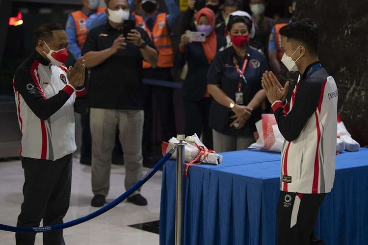 Menpora Zainudin Amali (kiri) menerima kedatangan pebulu tangkis tunggal putra peraih medali perunggu Olimpiade Tokyo 2020, Anthony Sinisuka Ginting di Bandara Soekarno Hatta, Tangerang, Banten, Rabu (4/8/2021). Selain Anthony, pebulu tangkis Apriyani Rahayu, Greysia Polii, Praveen Jordan, lifter Nurul Akmal, Rahmat Erwin Abdullah, petembak Vidya Rafika, sprinter Lalu Muhammad Zohri, dan Alvin Tehupeiory juga termasuk dalam kloter terakhir kepulangan kontingen Indonesia dari Olimpiade Tokyo.