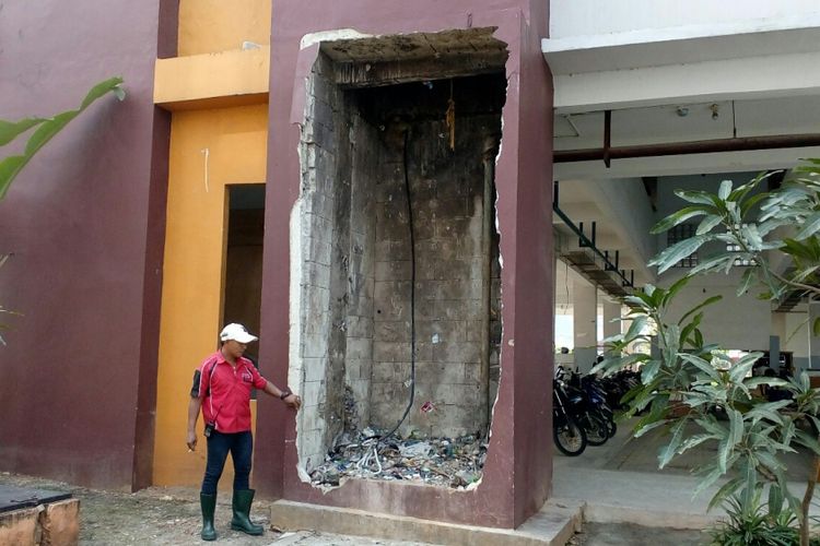 Tembok dasar cerobong sampah blok I Rusun Pesakih, Jakarta Barat yang jebol akibat kelebihan muatan. Foto diambil pada Jumat (21/7/2017).