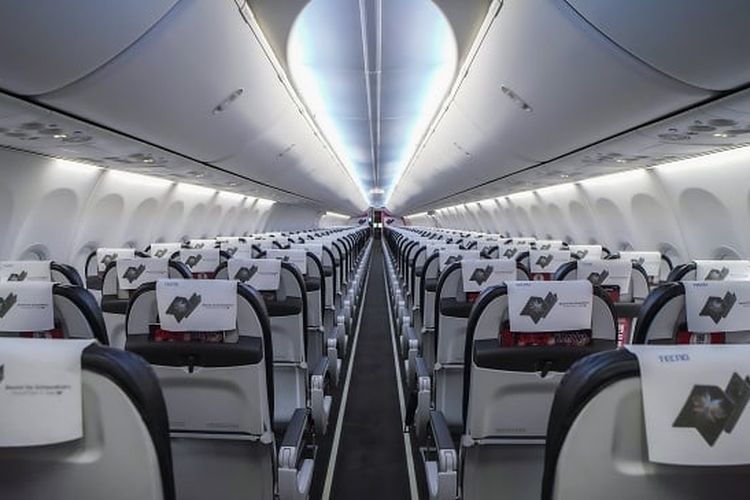 Headrest kursi Boeing 737 Max SpiceJet yang ditempeli dengan gambar Tecno Phantom V Fold.