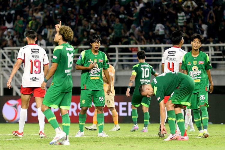 Pemain muda Persebaya Surabaya Sadida Nugraha (55) dan DImas Wicaksono (26) menjalani debut saat laga pekan ke-3 Super League 2025-2026 melawan Bali United yang berakhir dengan skor 5-2 di Stadion Gelora Bung Tomo Surabaya, Jawa Timur, Sabtu (23/8/2025) malam.
