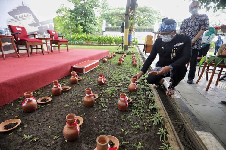 Gubernur Jawa Barat Ridwan Kamil saat menyatukan tanah dan air dari 27 kabupaten/kota di Gedung Sate, Kota Bandung, Sabtu (13/2/2022).