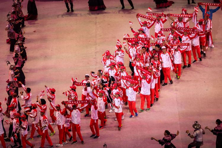 Defile kontingen Indonesia dalam pembukaan SEA Games 2019 di Philippine Arena, Bulacan, Filipina, Sabtu (30/11/2019). Pesta olahraga terbesar se-Asia Tenggara tersebut resmi dibuka dan akan berlangsung hingga 11 Desember 2019.