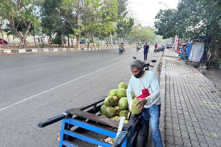 Cerita Simson, Lansia 77 Tahun yang Menjemput Rezeki Rp 1.000 Per Butir Kelapa